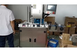 香膏塑料罐全自動封罐（guàn）機